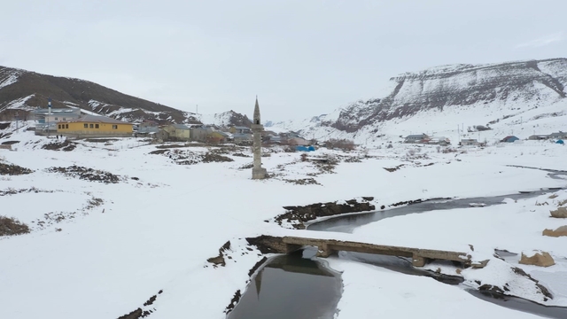 Ağrı'da barajdan çıkan tarihi minare kış manzarasıyla büyüledi