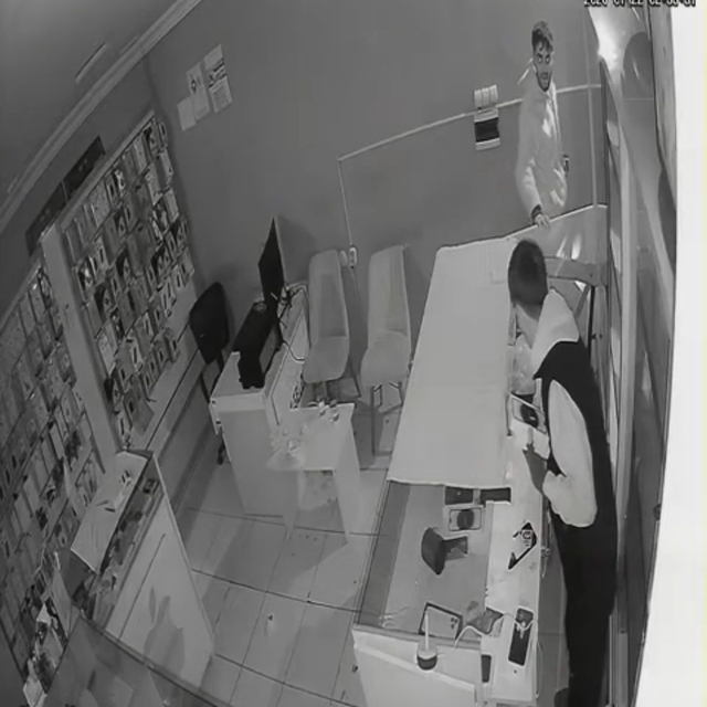 Iğdır'da telefon satış mağazasına gece hırsızlığı
Hırsızlık anları güvenlik...