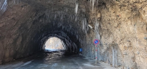 Doğu buz kesti: Kemaliye'deki taş yolda buz sarkıtları oluştu