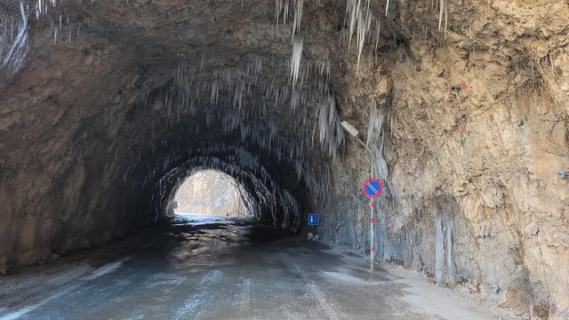 Doğu buz kesti: Kemaliye'deki taş yolda buz sarkıtları oluştu