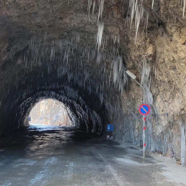 Doğu buz kesti: Kemaliye'deki taş yolda buz sarkıtları oluştu