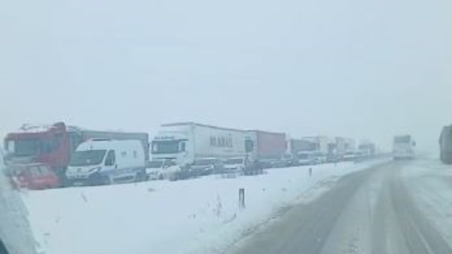 Sivas'ta ulaşıma kar engeli: Sivas-Malatya ve Sivas-Kayseri kara yolları trafiğe kapatıldı