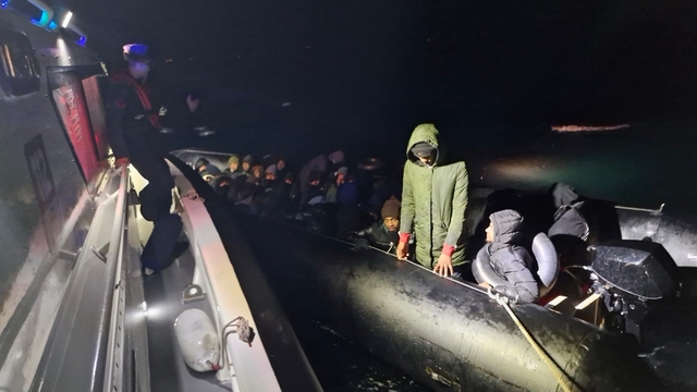 Balıkesir açıklarında 3'ü çocuk 29 göçmen yakalandı