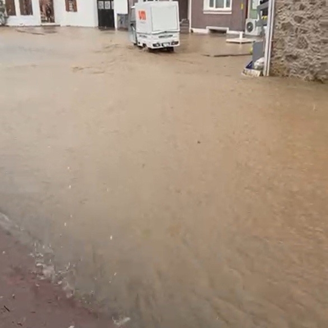 Bozcaada'da sokaklar göle döndü
Bozcaada'da sağanak yağışta sokaklar sular...