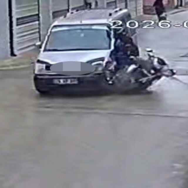 Kazada genç kurye ağır yaralandı