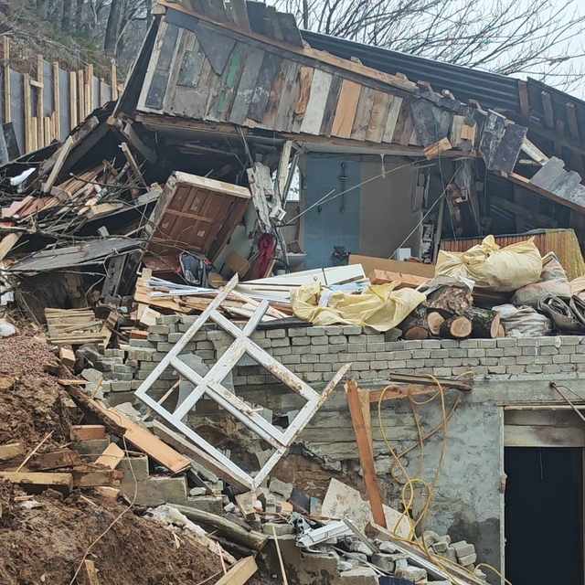 Borçka'da kar sonrası toprak kayması yaşandı
Ev ve ahır kullanılamaz hale g...