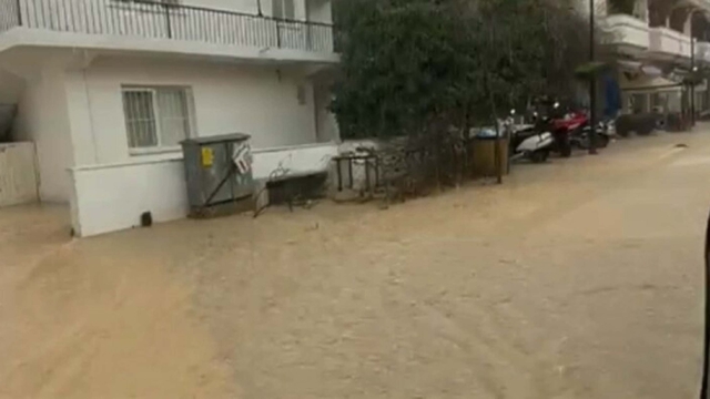 Datça'da sağanak; yollar göle döndü, deniz renk değiştirdi