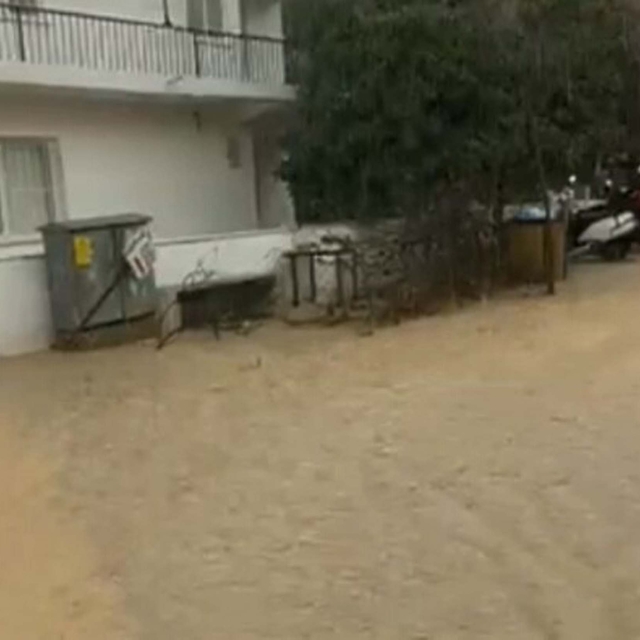 Datça'da sağanak; yollar göle döndü, deniz renk değiştirdi