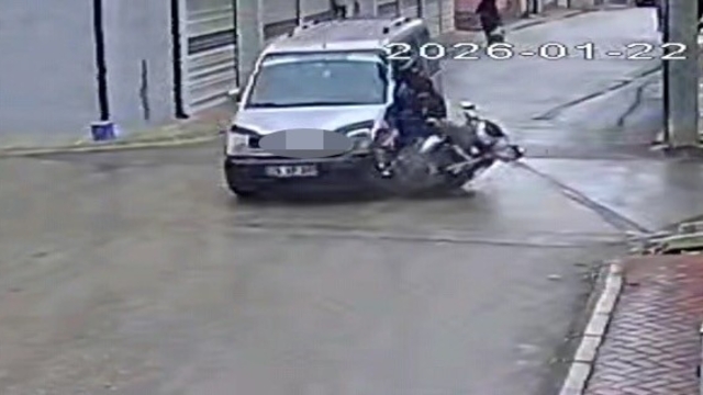 Kazada genç kurye ağır yaralandı