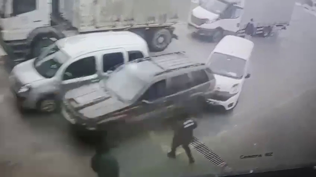 Araç muayene istasyonunda 3 aracın hasar gördüğü kaza kamerada