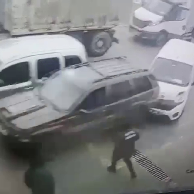 Araç muayene istasyonunda 3 aracın hasar gördüğü kaza kamerada