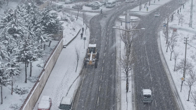 Büyükşehir'den kar yağışı sonrası arterlere anında müdahale