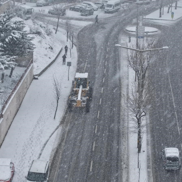 Büyükşehir'den kar yağışı sonrası arterlere anında müdahale