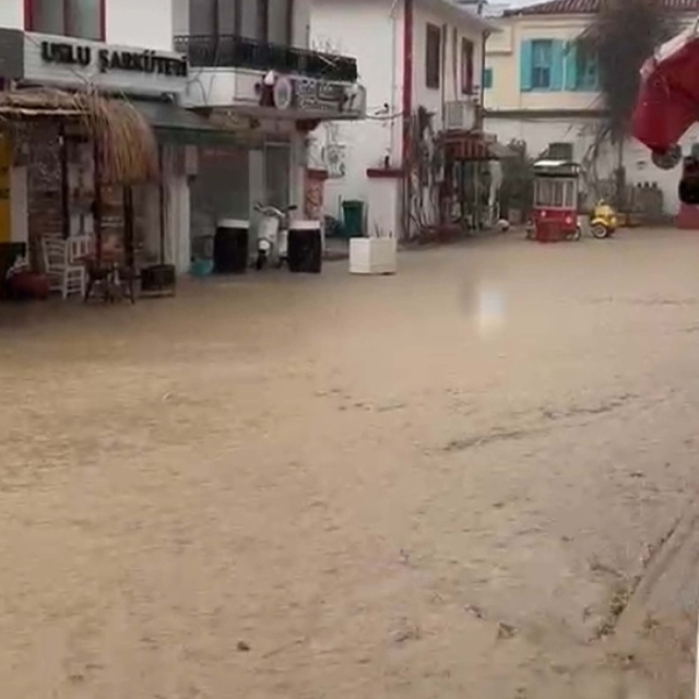 Bozcaada'da sağanak etkili oldu