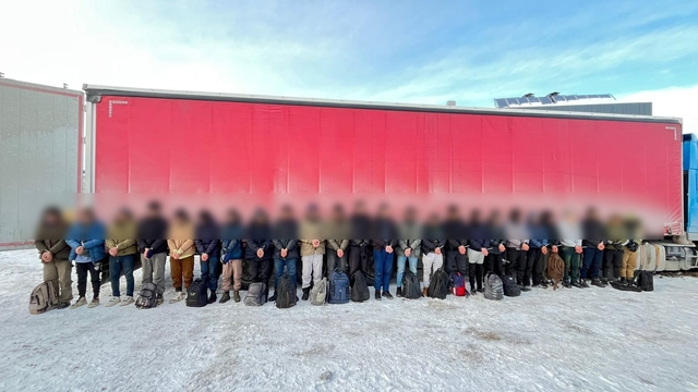 TIR'ın dorsesinde 25 kaçak göçmen yakalandı