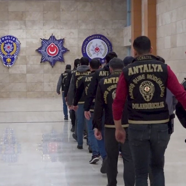 Antalya'da kendilerini polis ve savcı olarak tanıtıp dolandırıcılık yapan 1...