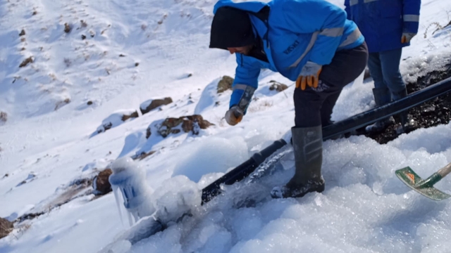 VASKİ ekipleri karla kaplı bölgedeki su arızasını giderdi