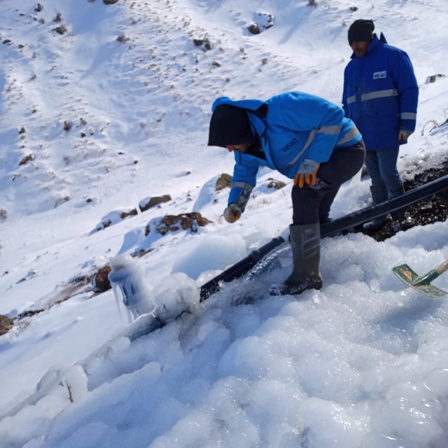 VASKİ ekipleri karla kaplı bölgedeki su arızasını giderdi