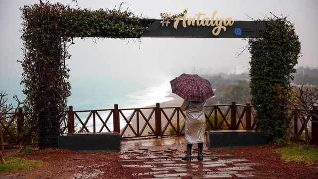 'Sarı kod'la uyarılan Antalya'da şiddetli yağış