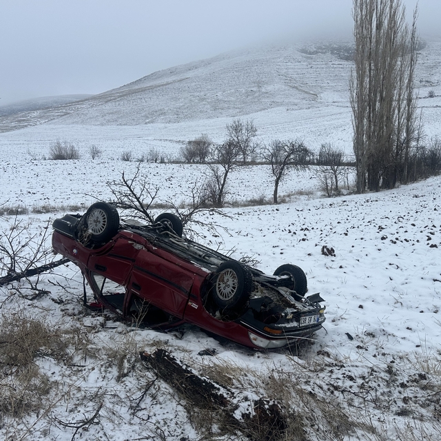 Çorum'da devrilen otomobildeki 4 kişi yaralandı