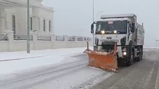 Şehitkamil'de kar mesaisi
Yılmaz: "Ekiplerimiz 7/24 sahada"