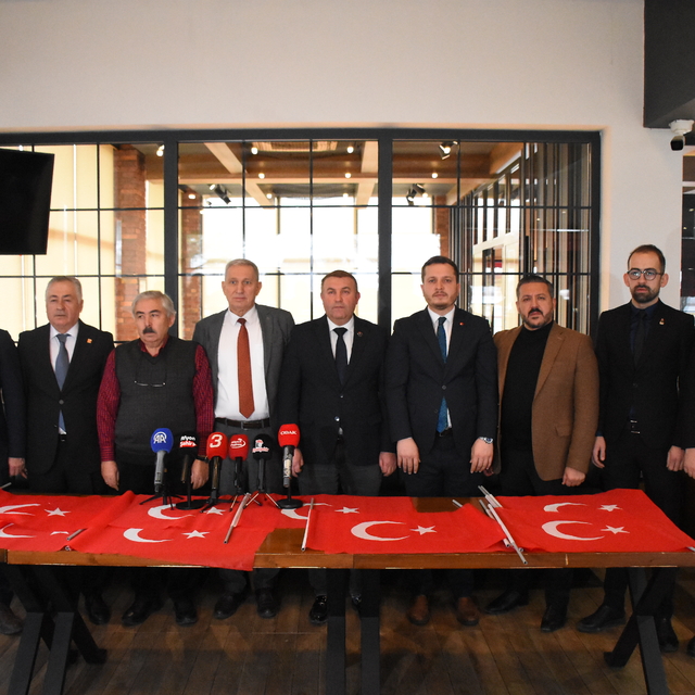 Afyonkarahisar'da terör örgütü yandaşlarının Türk bayrağına saldırısına tep...