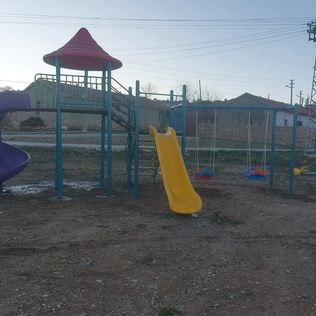 Afyonkarahisar Valisi Yiğitbaşı, köy çocuklarına oyun parkı sürprizi yaptı