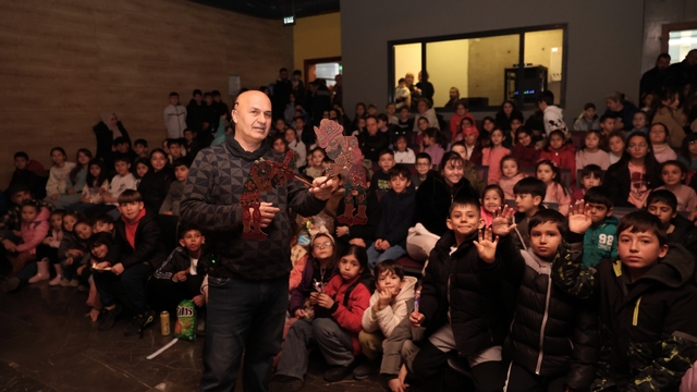 Bursa'nın yüzlerce yıllık simgeleri Osmangazi'de perdeye yansıdı
Osmangazi'de gölge oyunu Karagöz'e çocuklardan büyük ilgi