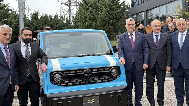Yerli üretim elektrikli araca, Bakan Bolat hayran kaldı
Seri üretimine başlanan aracı Ticaret Bakanı Ömer Bolat imzaladı