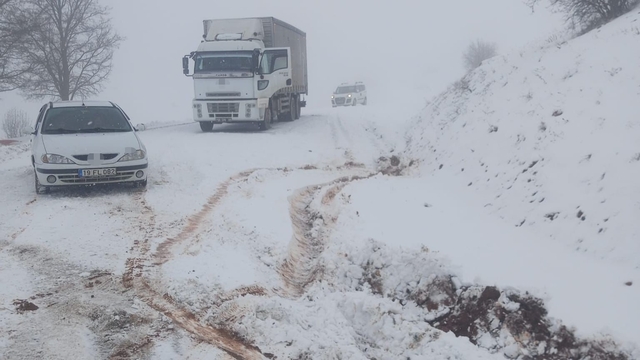 Çorum'da mahsur kalan araçlar için ekipler seferber oldu