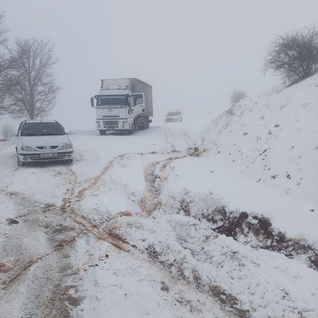 Çorum'da mahsur kalan araçlar için ekipler seferber oldu