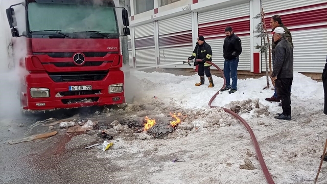 Muş'ta park halindeki tırda yangın