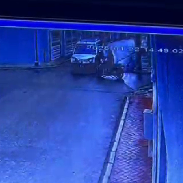 Hafif ticari araç ile çarpışan motosikletin sürücüsü yaralandı; kaza anı ka...