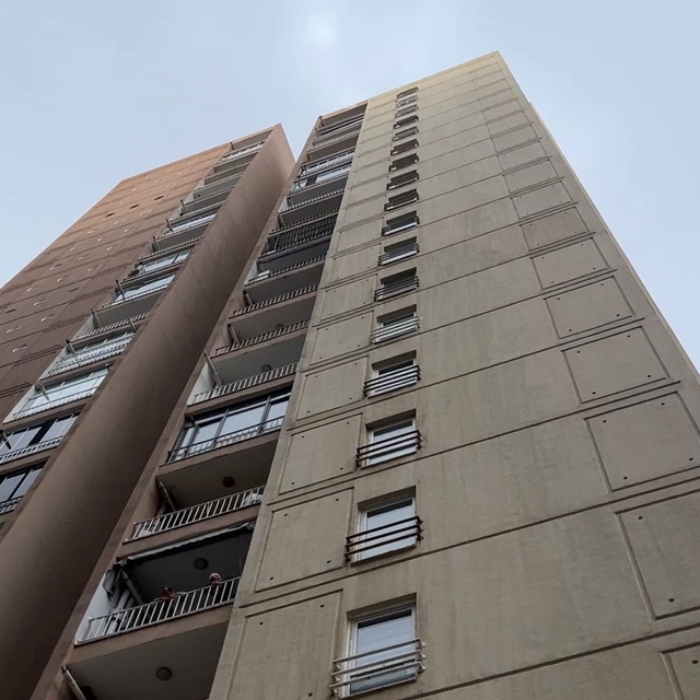 Kiralamak için baktığı 17'nci kattaki dairenin balkonundan düşüp öldü