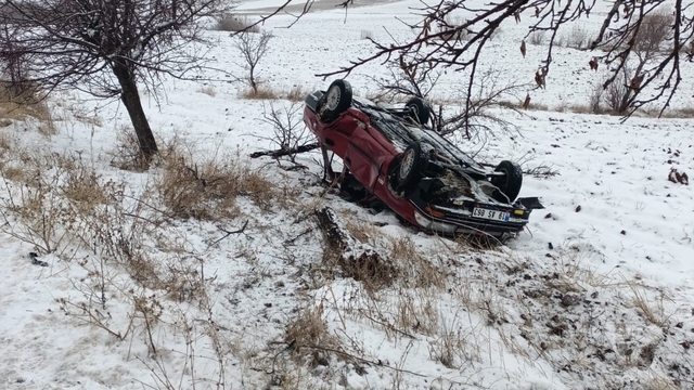 Çorum'da ağaca çarpan otomobil takla attı: 4 yaralı