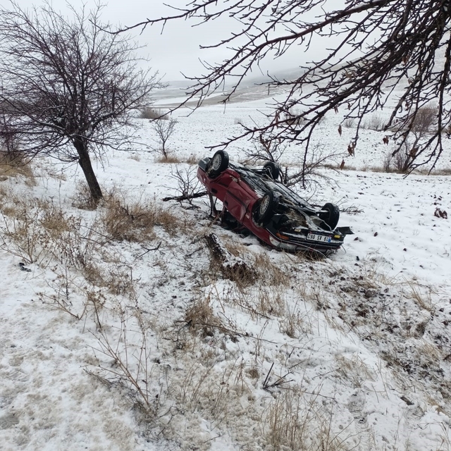 Çorum'da ağaca çarpan otomobil takla attı: 4 yaralı