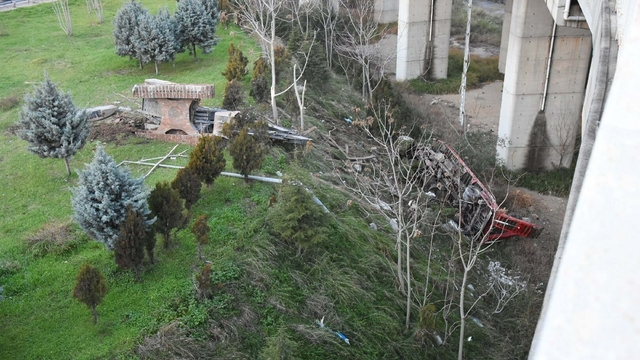 Kamyonete çarpan TIR, viyadükten aşağı düştü; 3 yaralı