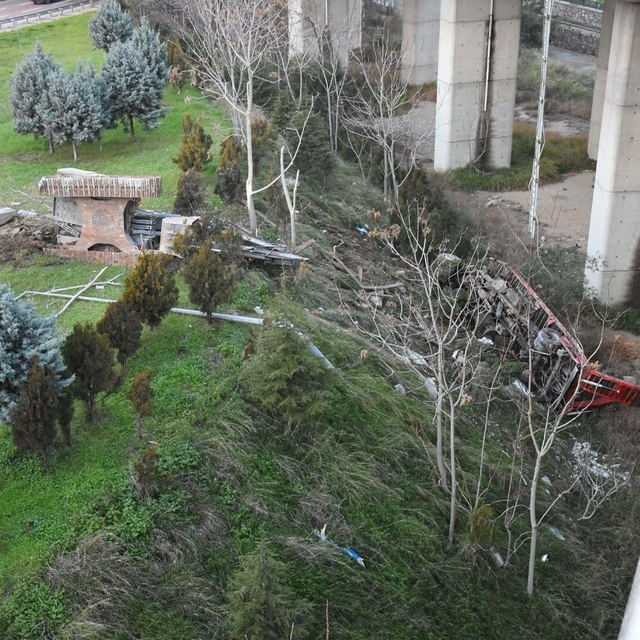 Kamyonete çarpan TIR, viyadükten aşağı düştü; 3 yaralı