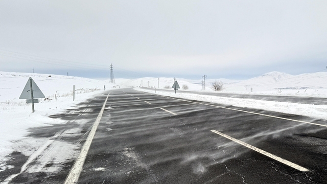 Ardahan'da etkili olan tipi ulaşımı aksatıyor