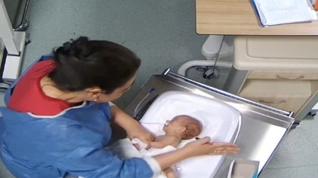 5 günlük Deniz, hemşire şiddeti sonucu engelli kalmış
Hemşirenin 5 günlük bebeğe uyguladığı şiddet kameralara yansıdı