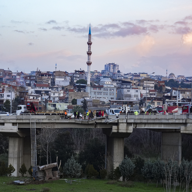 İzmir'de hafif ticari araca çarpan iş makinesi yüklü tırın viyadükten düşme...