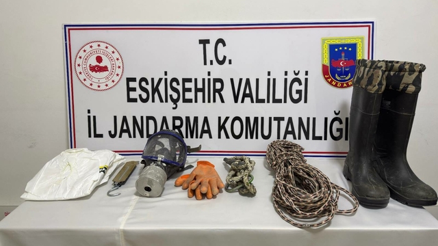 Eskişehir'de izinsiz kazı yapan 8 şüpheli suçüstü yakalandı