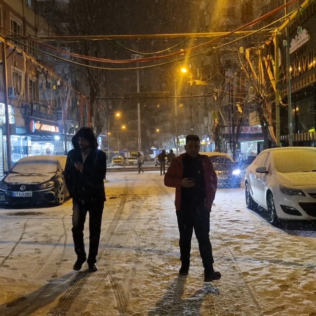 Diyarbakır'da kar yağışı etkili oldu; uçuşlar iptal edildi