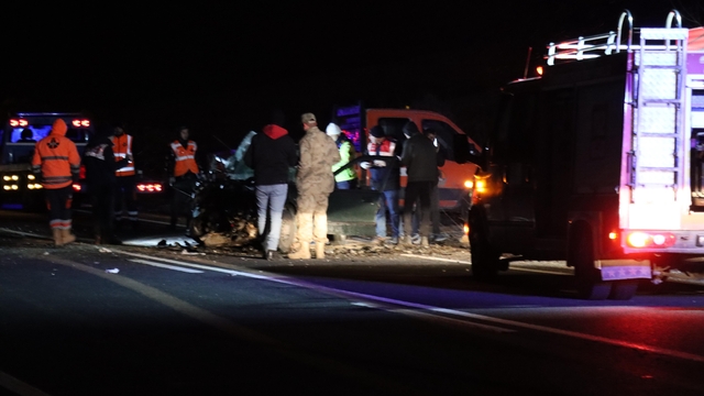 Mardin'de otomobil ile hafif ticari aracın çarpıştığı kazada 3 ölü, 2 yaralı
