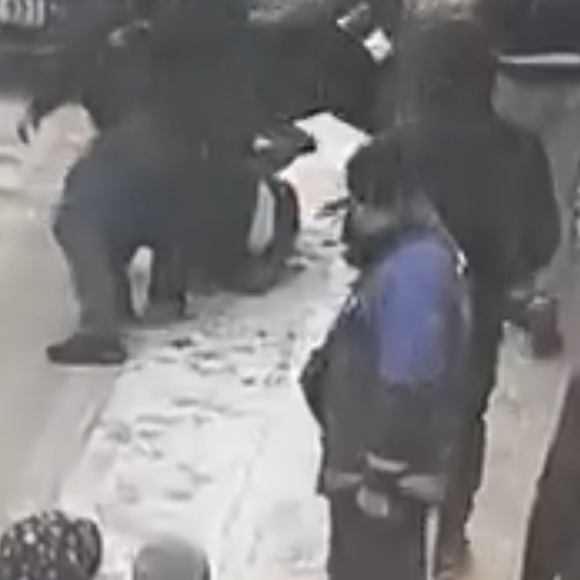 Elazığ'da sokak ortasında tekme tokat kavga: O anlar kamerada