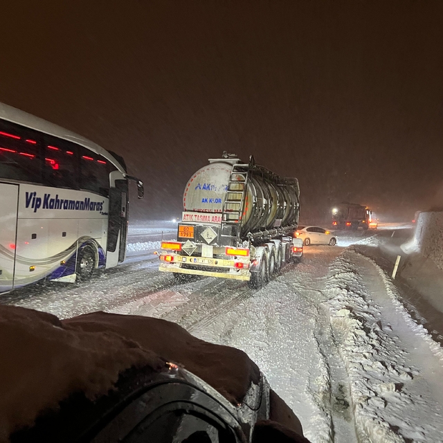 Osmaniye'de kar nedeniyle yolda mahsur kalanları İl Özel İdaresi ve itfaiye...