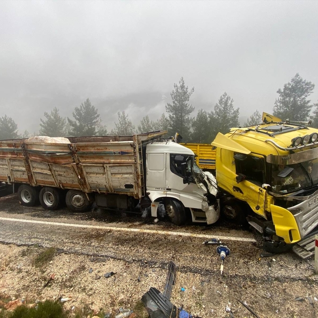 Antalya'da tır ile kamyon kafa kafaya çarpıştı: 1 ölü, 1 ağır yaralı