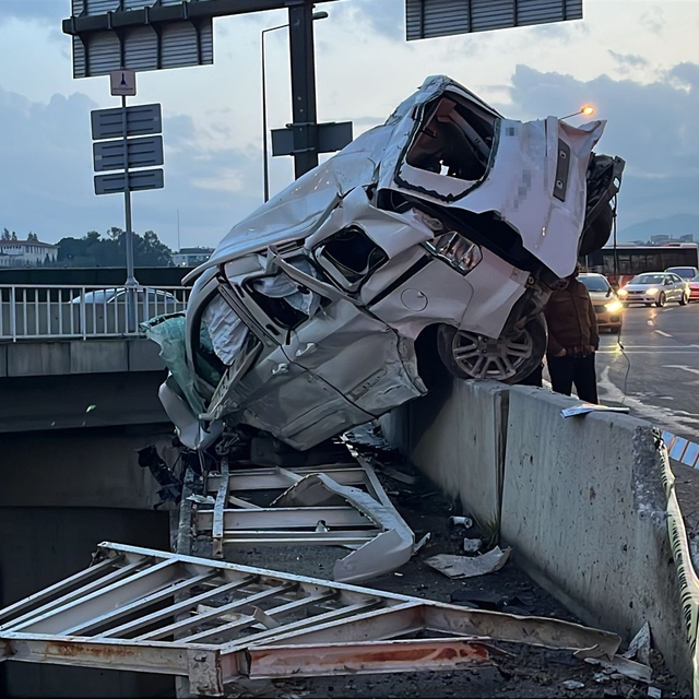 İzmir'de freni boşalan kamyon dehşet saçtı: 3 yaralı