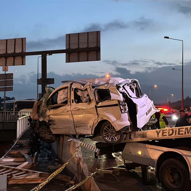 Hafif ticari araca çarpan TIR, viyadükten düştü; 3 yaralı