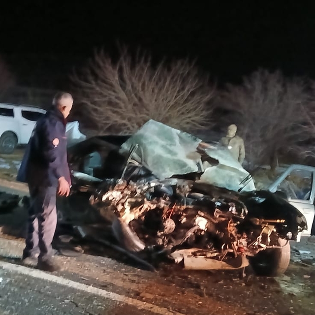 Mardin'de otomobil ile hafif ticari aracın çarpıştığı kazada 3 ölü, 2 yaral...